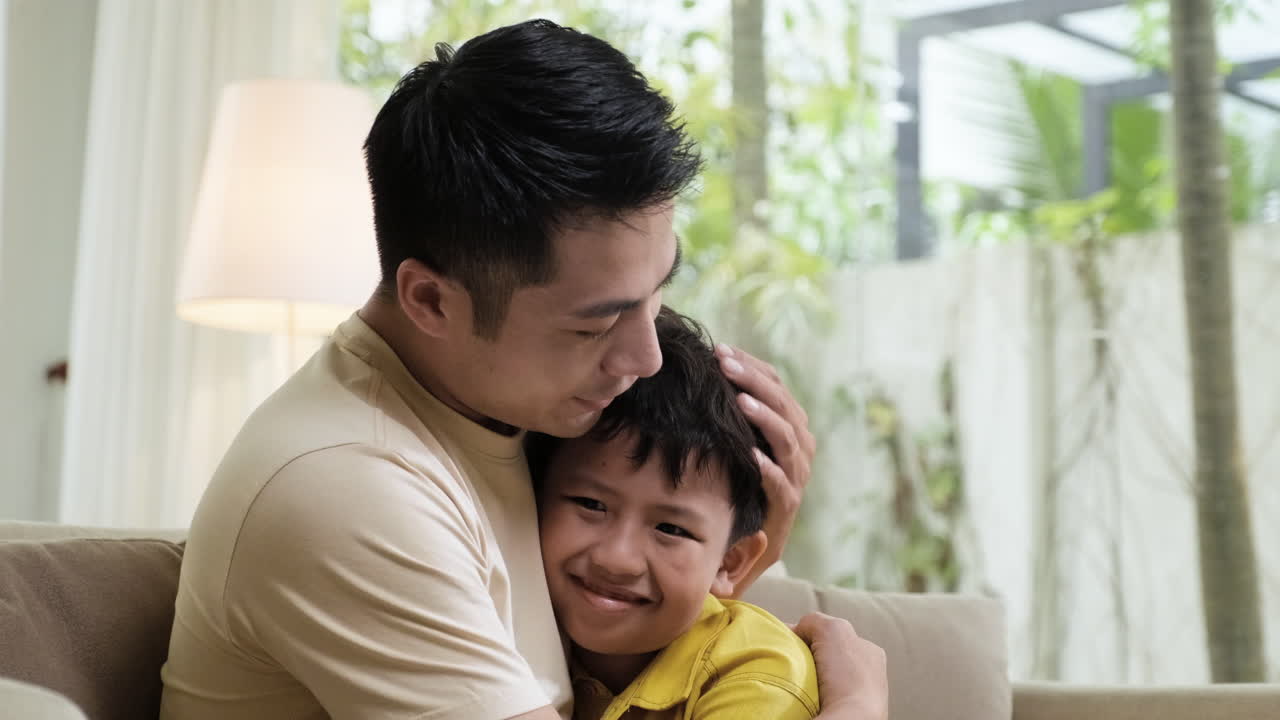 リビングルームにいるアジア人男性と少年