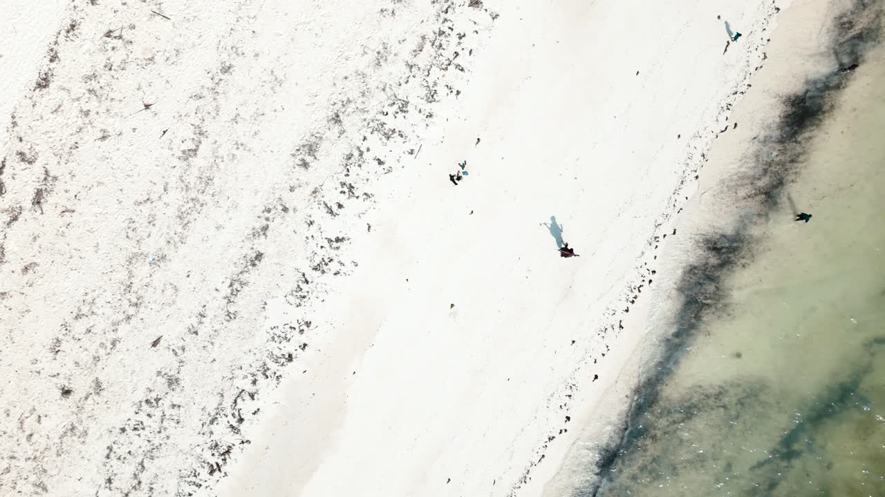 청록색 인도양 파도로 씻겨진 키웬그와 해변의 4k 공중 비행 드론 샷