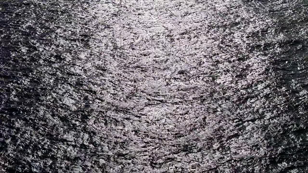 극적인 어두운 질감과 빛이 빈 바다 물에 반이는