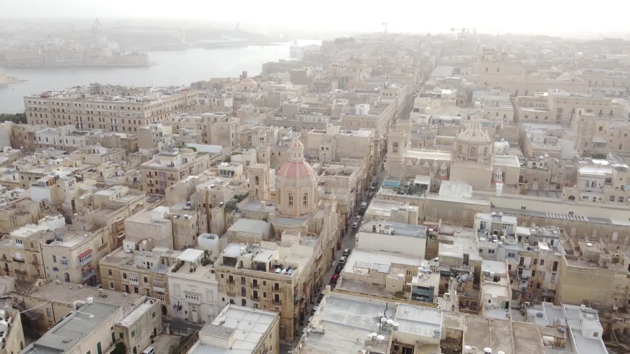 Filmato 4K molto dettagliato di drone che si allontana dal centro storico della città a La Valletta, Malta