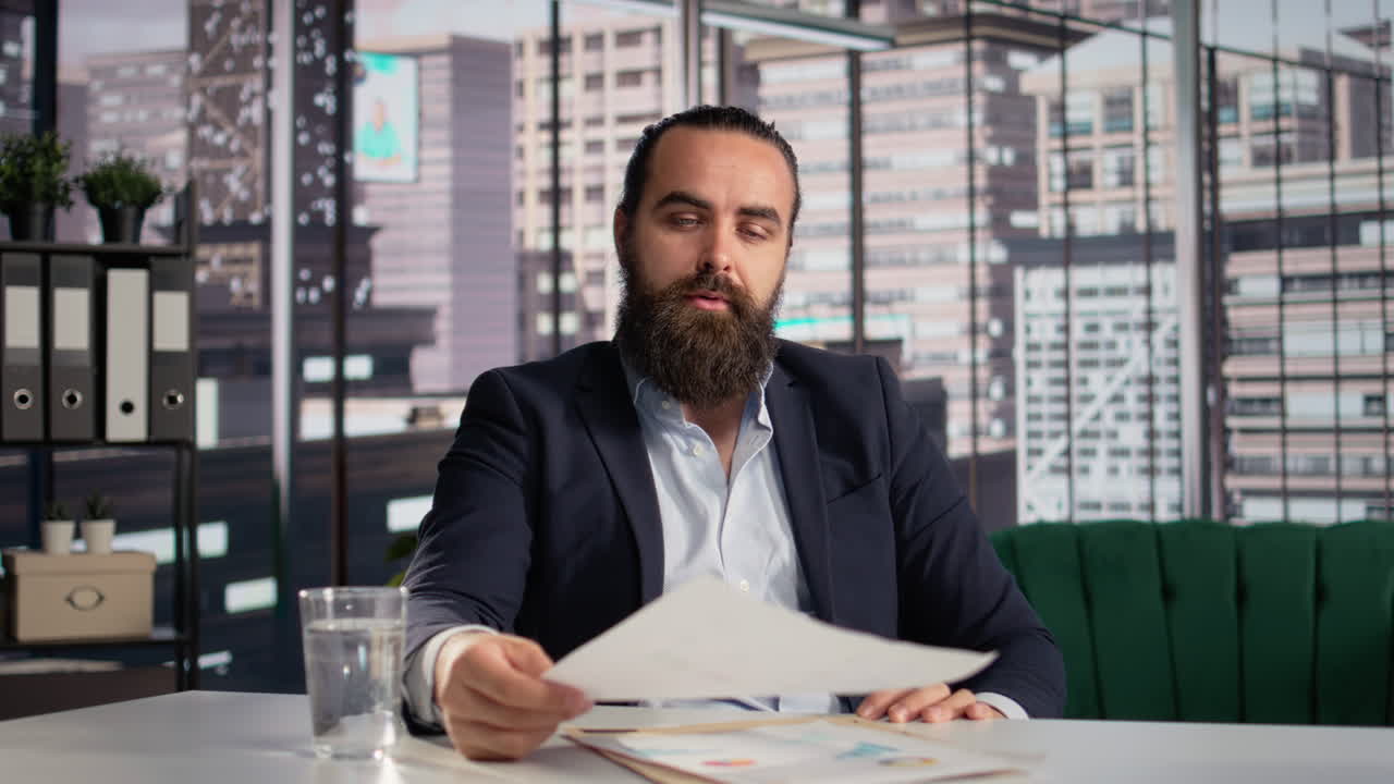 POV di un uomo d'affari che partecipa a un briefing in videochiamata dal suo ufficio