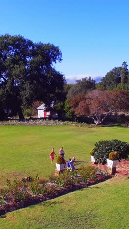 niños jugando en el parque