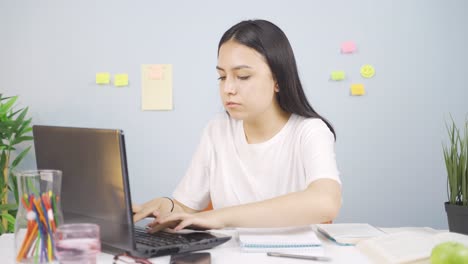 Estudiante-Femenina-Haciendo-Investigación.