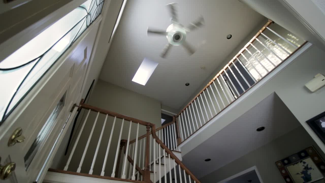 vista de ángulo bajo de la escalera interior de una casa en eden prairie, minnesota