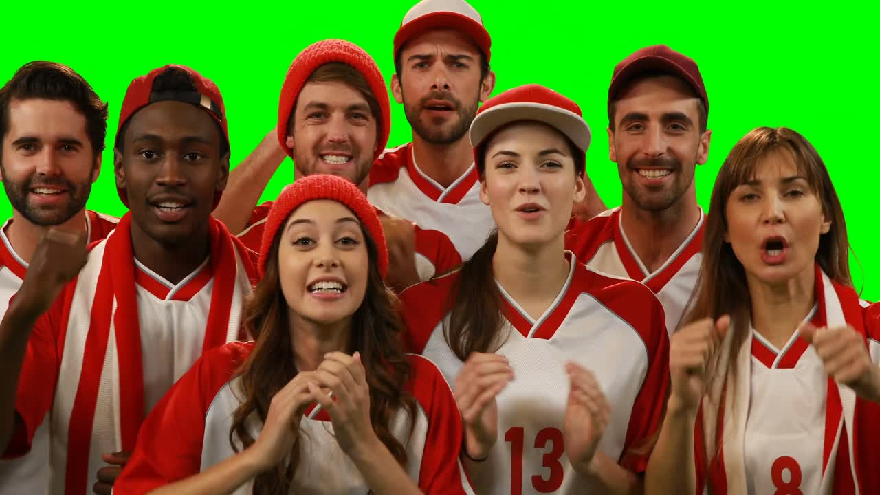 grupo de amigos viendo un partido de fútbol