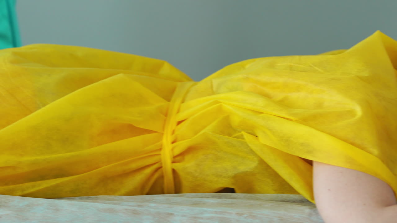 девушка разговаривает по телефону и улыбается во время удаления волос на ногах в салоне красоты. удаление волос на ногах сахаром. закрытие