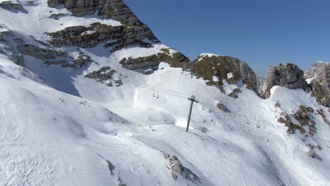 verfolgung entlang des skilifts