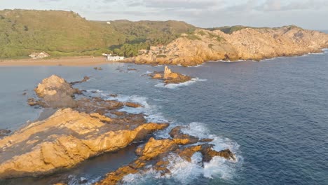 una vista panorámica de las formaciones rocosas en la playa de cala pregonda en menorca