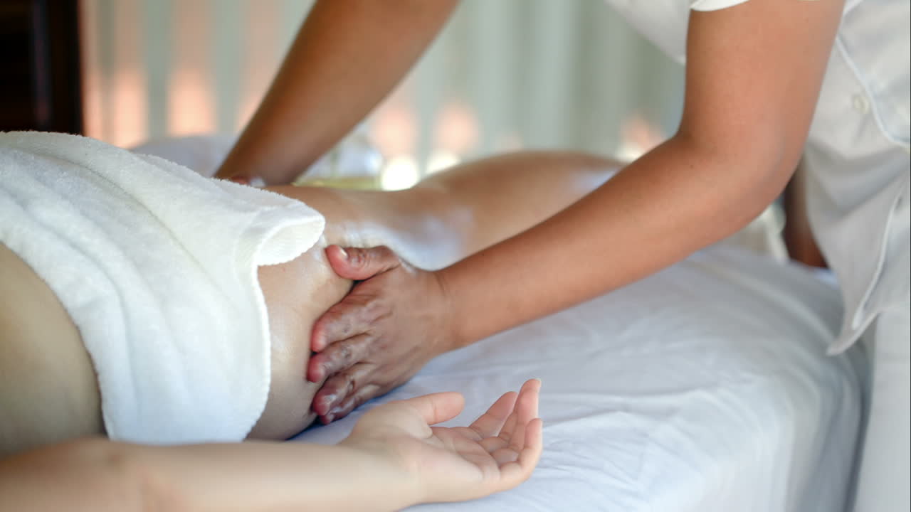 Kvinde får massagebehandling i skønhedsspa