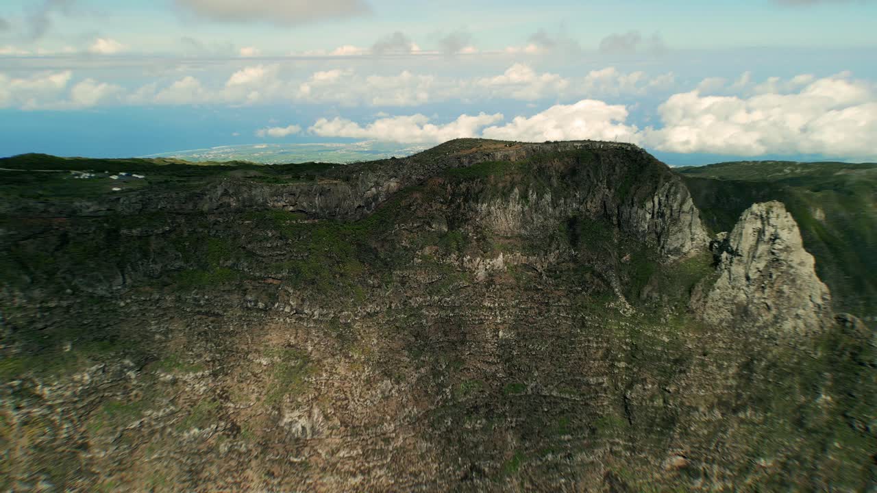 dron volando rápido hacia la gigantesca pared de un cráter en la reunion cirque du mafate