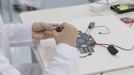 estudiante aprendiendo a programar robot