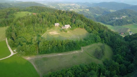 Highland-Farm-Zwischen-Grünen-Wäldern-Und-Wiesen-Auf-Dem-Hügel