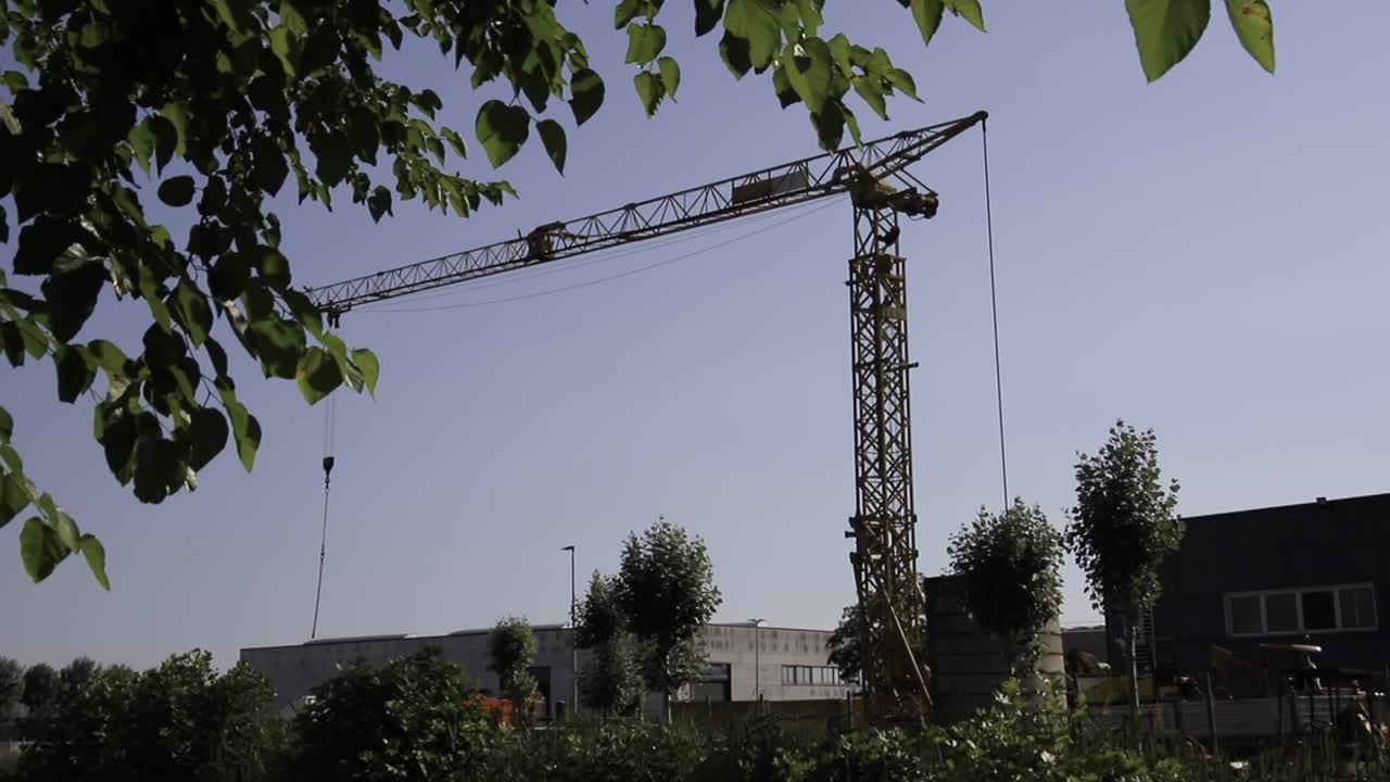 grúa industrial amarilla en el almacén de la empresa