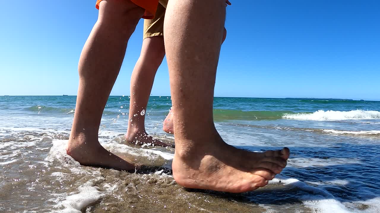 뉴질랜드 해변을 걷는 관광객들