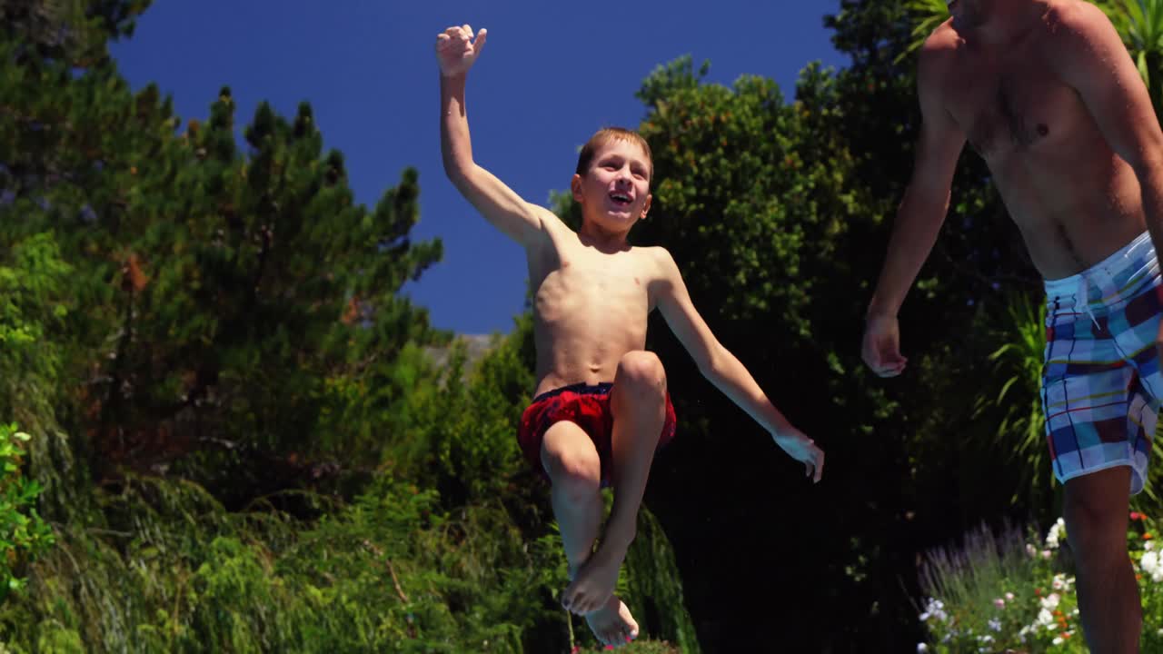 familia feliz divirtiéndose en la piscina