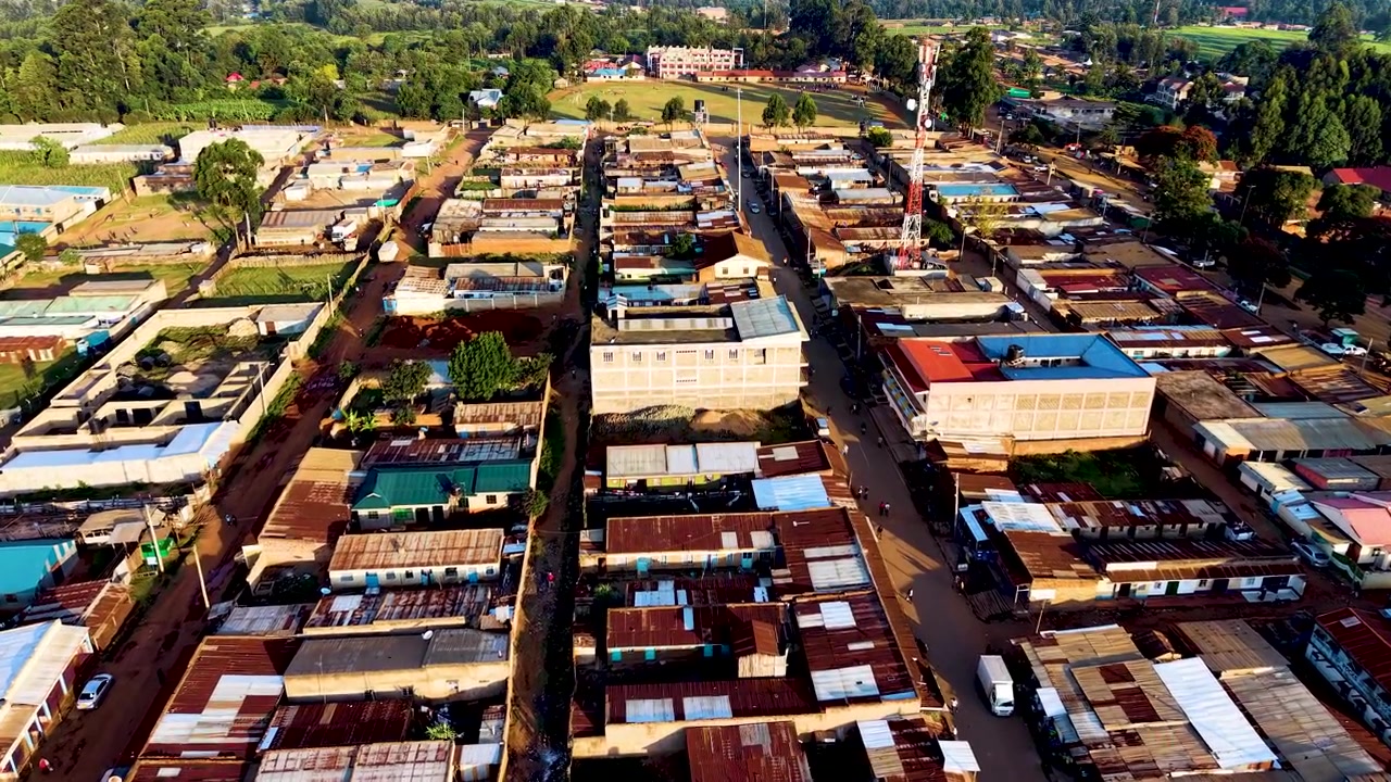 Landlig bosetning i Kenya, Kibera township, Soweto-nabolaget, landsby i Kenya. Dårlige veier og marked i Kenya.