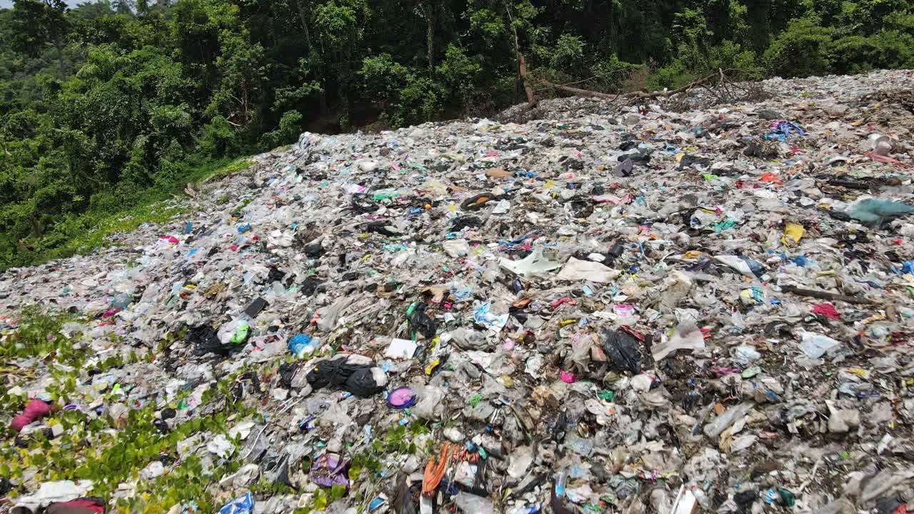 toma aérea de un vertedero de basura en una isla tropical
