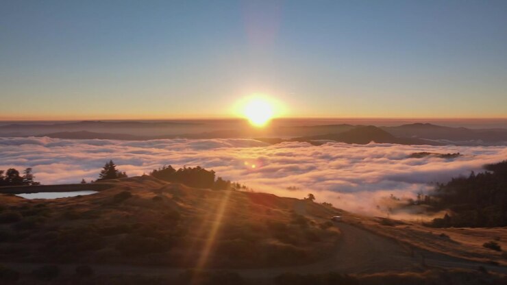 Una toma panorámica del amanecer con nubes en el valle