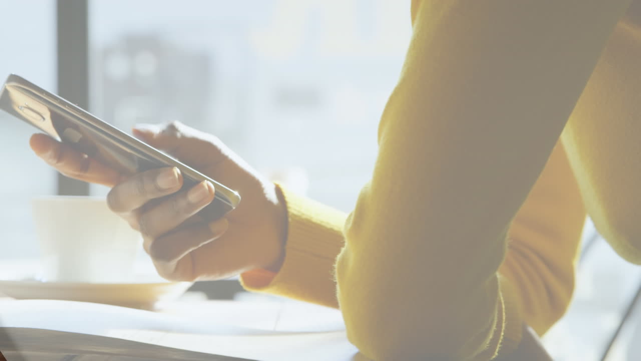 카페에서 스마트폰을 사용하고 커피를 마시는 여성들의 동영상