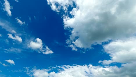 las nubes se mueven en el cielo azul.