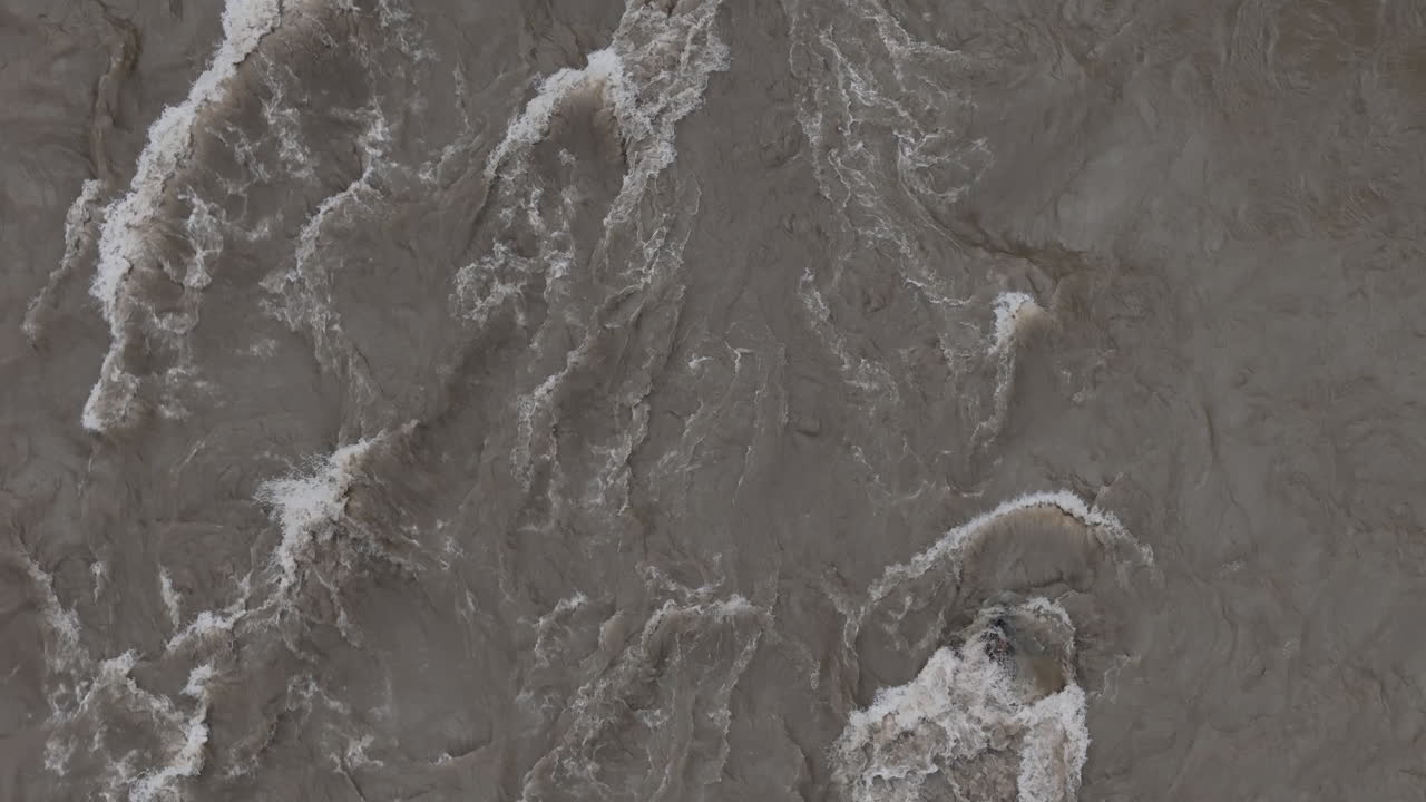 tomada de un avión no tripulado de las inundaciones monzónicas en nepal, que muestra el aumento de los niveles de agua y las condiciones de riesgo resultantes