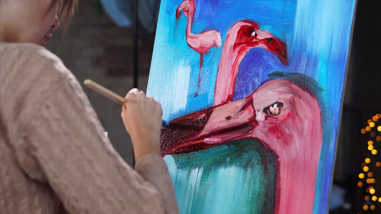 Kvinne som maler flamingoer