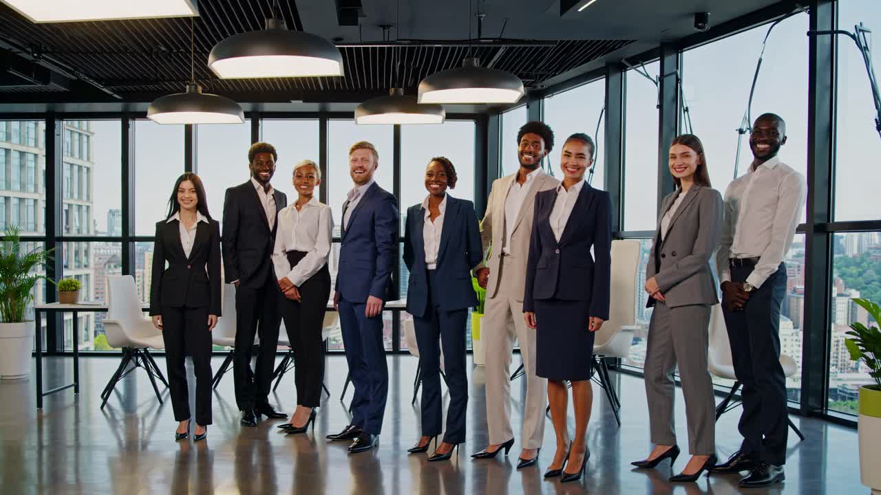 equipo de negocios diverso en una oficina moderna