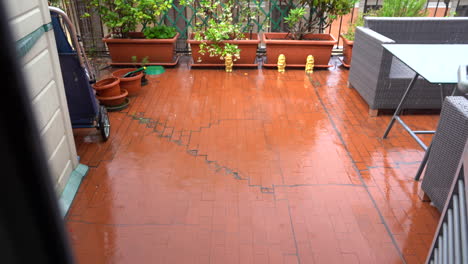 Fuertes-Lluvias-Cayendo-En-El-Balcón-De-Una-Casa-En-La-Ciudad