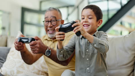 abuelo y nieto jugando videojuegos
