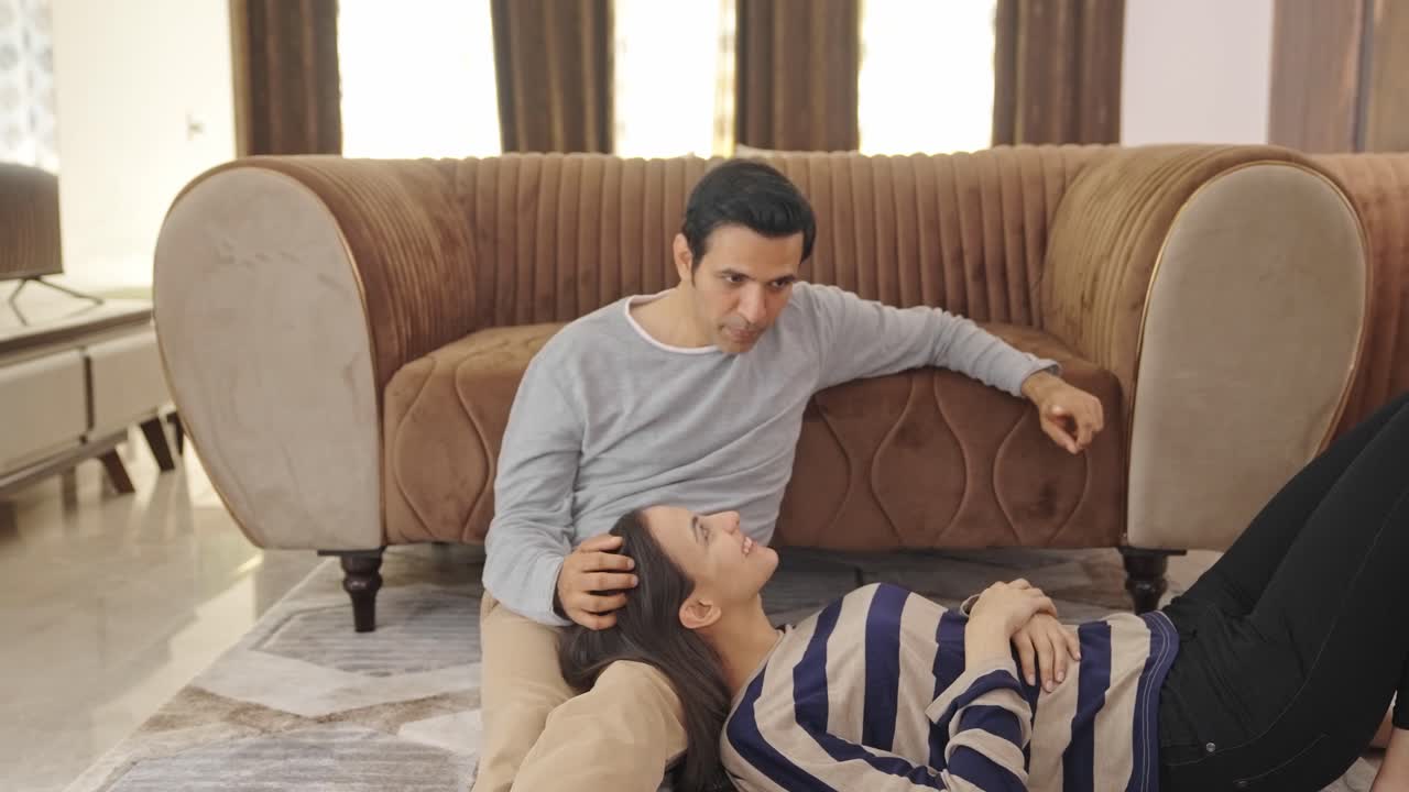 행복 한 중년 인디언 커플 이 대화 하고 있다