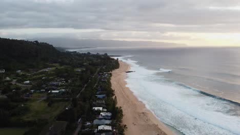 4K-Filmische-Drohnenaufnahme-Gegen-Den-Uhrzeigersinn-Von-Wellen,-Die-Während-Des-Sonnenuntergangs-Am-Strand-Von-Banzai-An-Der-Nordküste-Von-Oahu-Zusammenbrechen