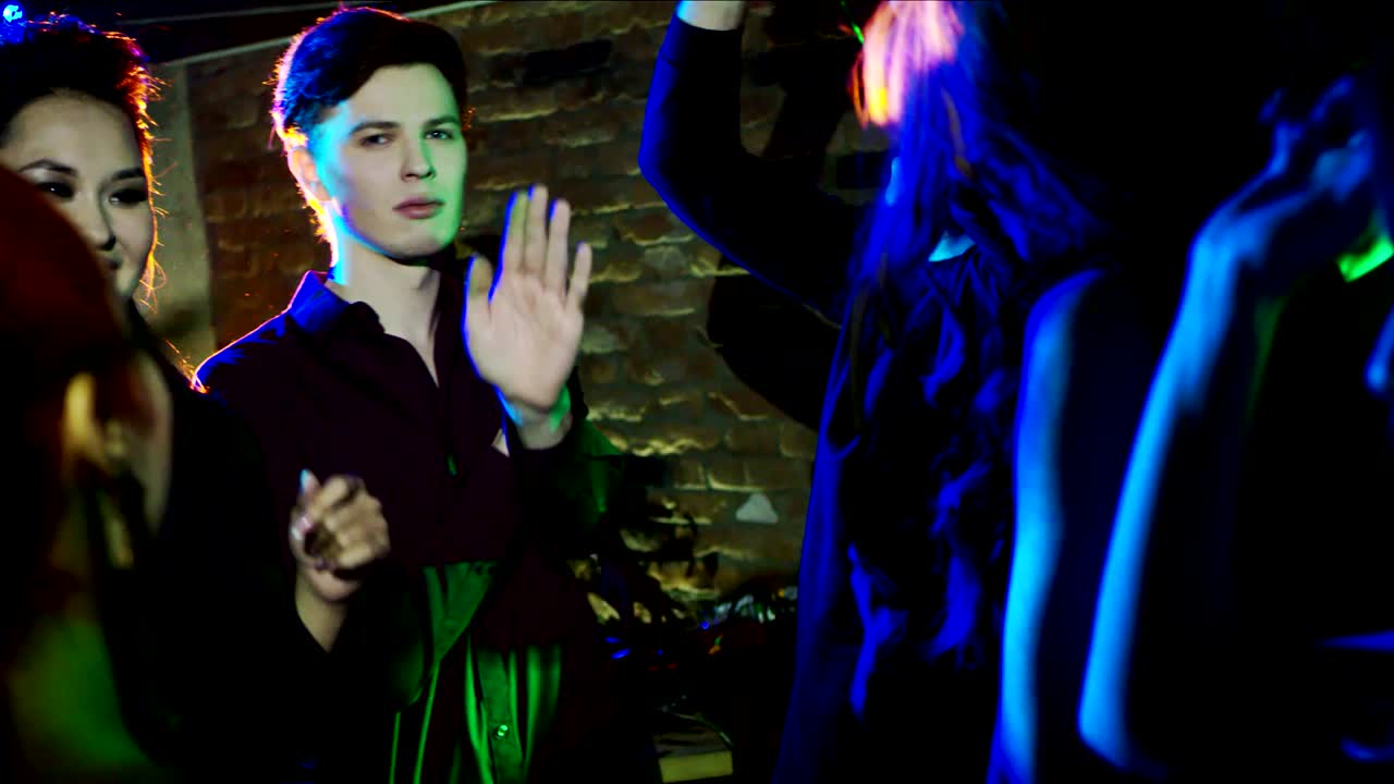 bailando en un club nocturno