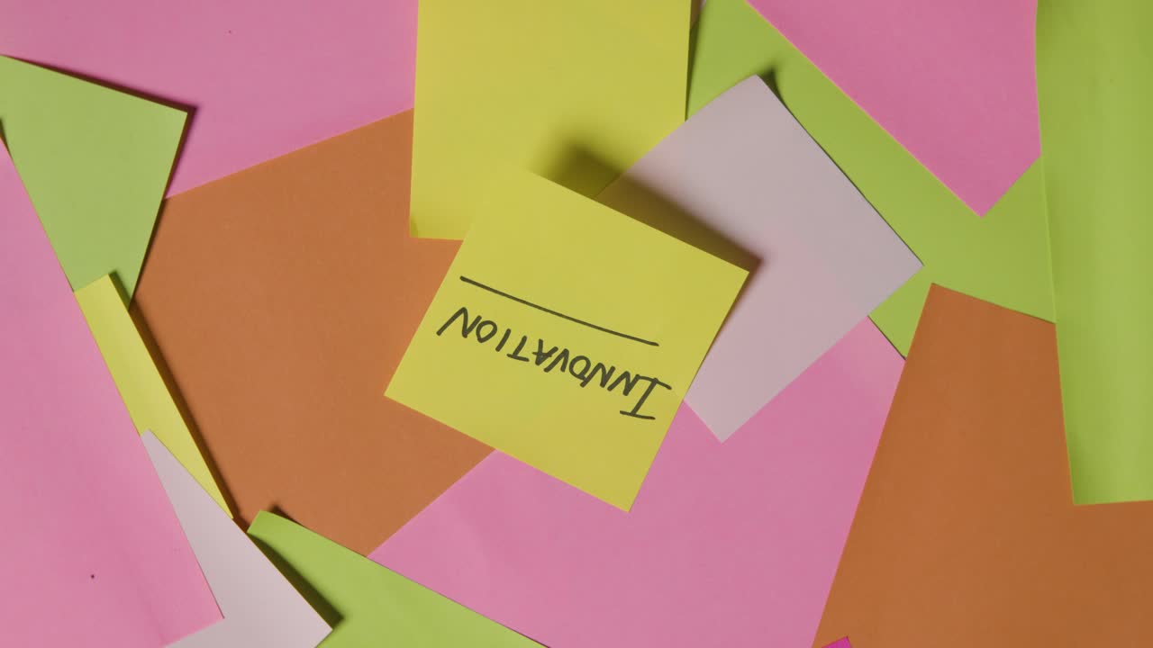 бизнес-концепция вращающихся липких заметок с надписью "инновация" на верхней заметке