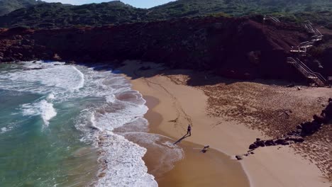 acantilados rocosos con grandes olas debajo a lo largo de la costa