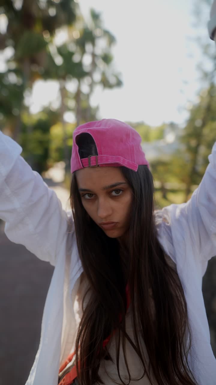 mujer disfrutando de un día al aire libre