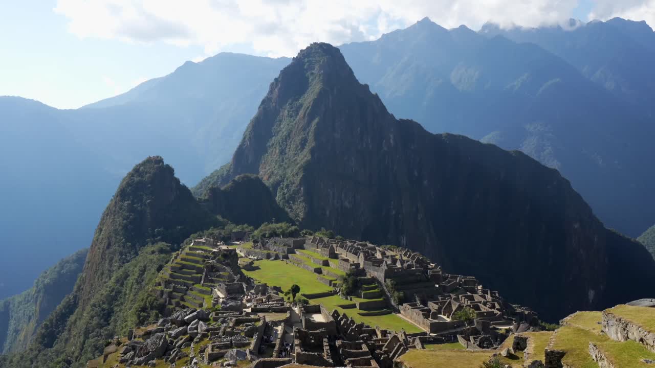 vista de avión no tripulado de las misteriosas ruinas incas de machu picchu envueltas en niebla en lo alto de las montañas de los andes, región de cusco, perú
