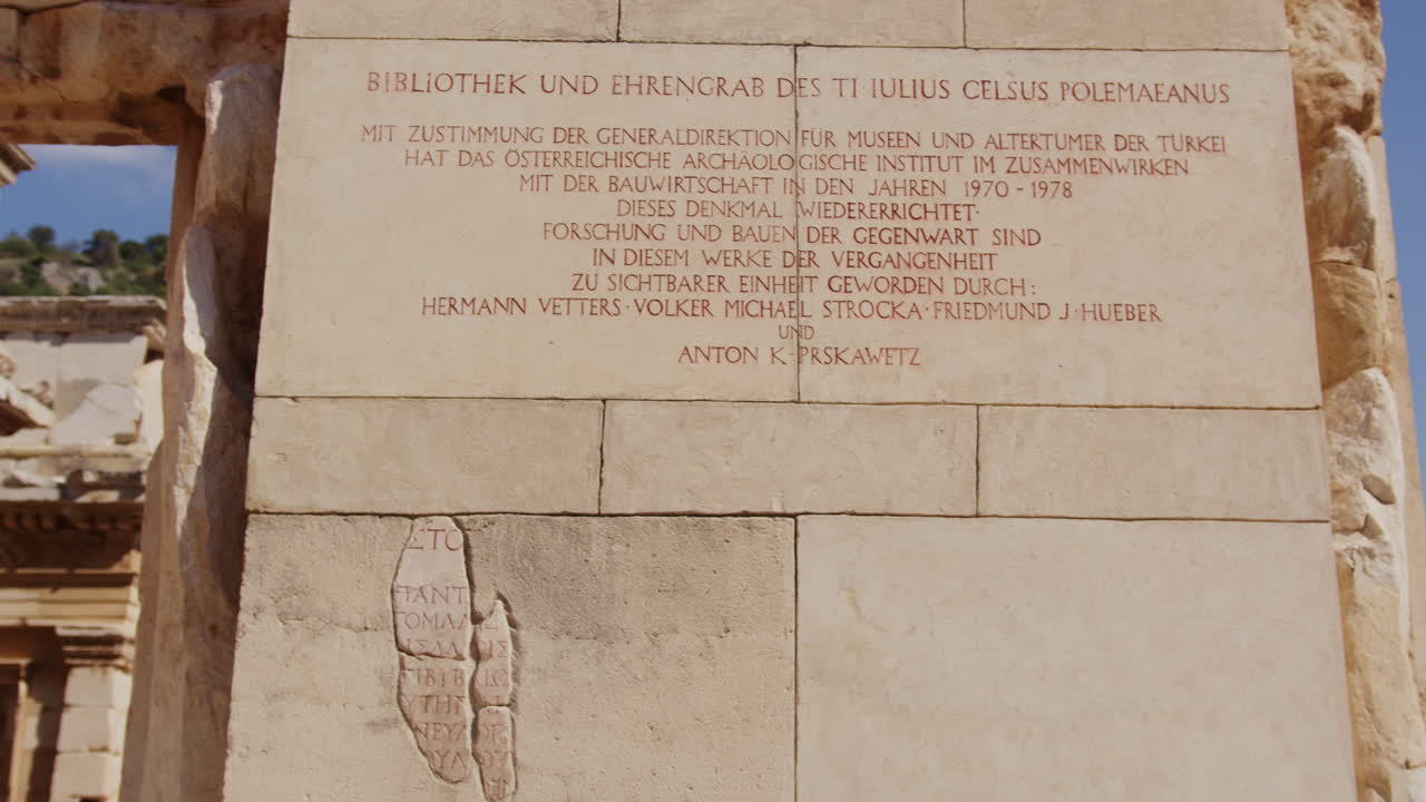 un primer plano del texto griego antiguo en una pared de piedra de la biblioteca de celso en éfeso