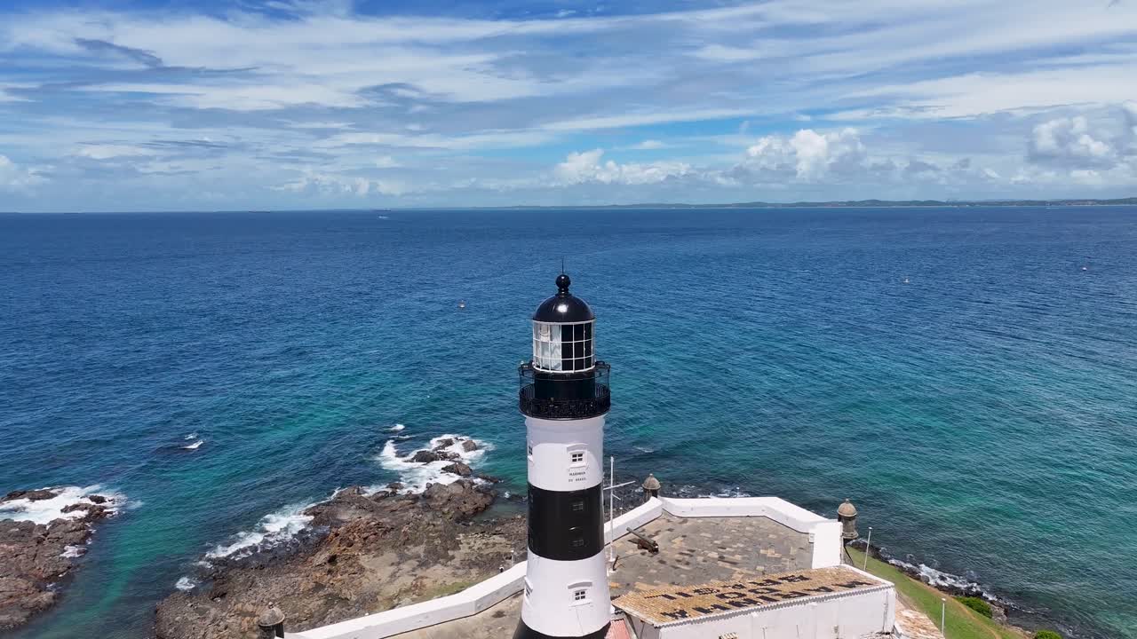 Faro di Barra a Salvador, Bahia, Brasile. Paesaggio estivo. Paesaggio urbano costiero. Skyline tropicale. Faro di Barra a Bahia, Brasile. Scenario naturale. Paesaggio marino paradisiaco