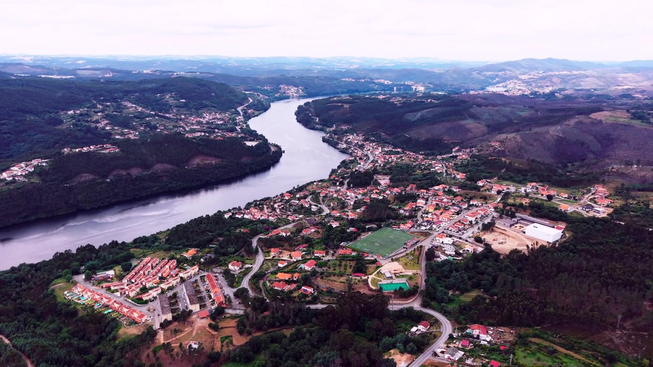 Aerea - villaggio nella valle del fiume Rio Mau vicino a Castelo de Paiva, Portogallo