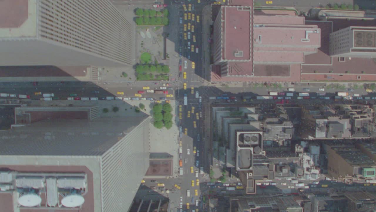 antenas de helicóptero mirando directamente hacia abajo del horizonte de manhattan de la ciudad de nueva york y hacia las calles congestionadas