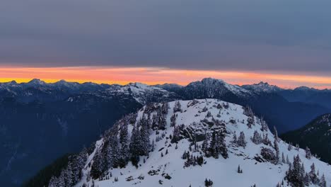 Paisaje-De-Montaña-Nevado,-Espectacular-Puesta-De-Sol-De-Invierno