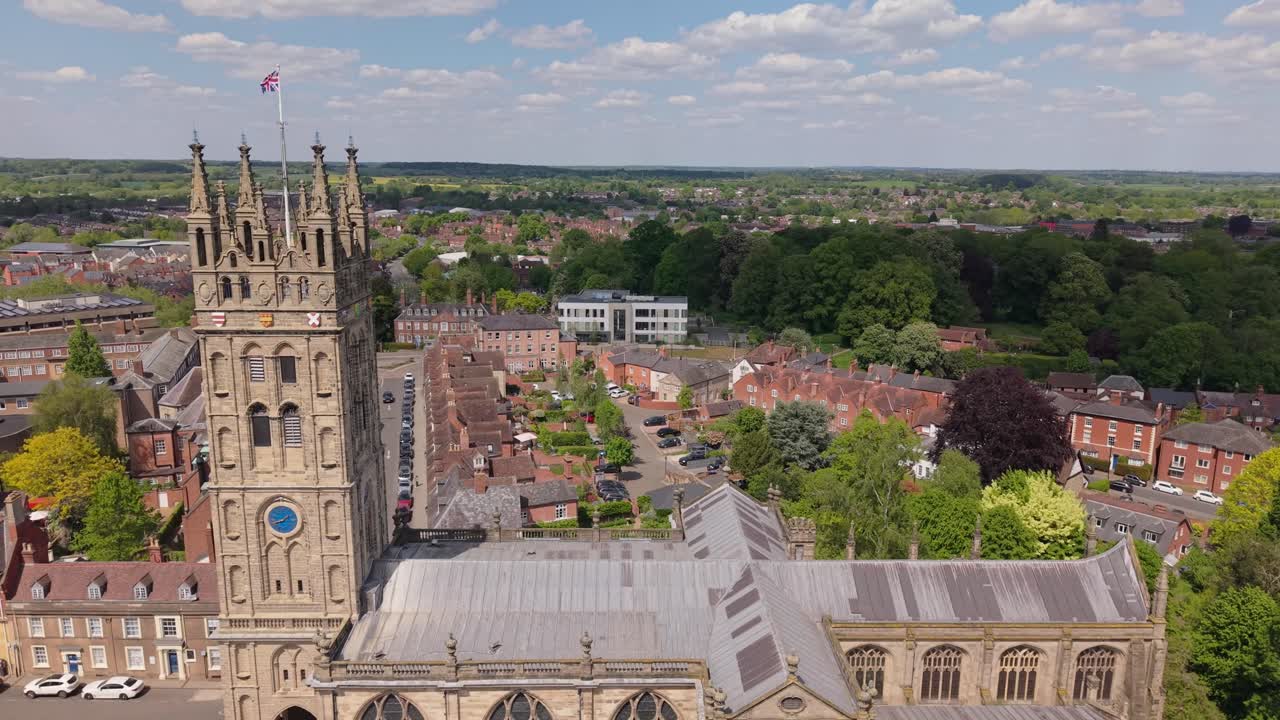 Drohnenaufnahme des Dorfes Warwick enthüllt den Glockenturm und die St.-Marien-Kirche, betont die historische Architektur und den kulturellen Charakter der englischen Stadt