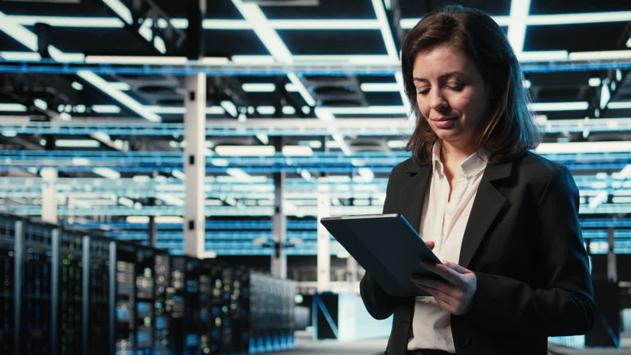 Sistemi di monitoraggio, tablet e programmatore in un data center