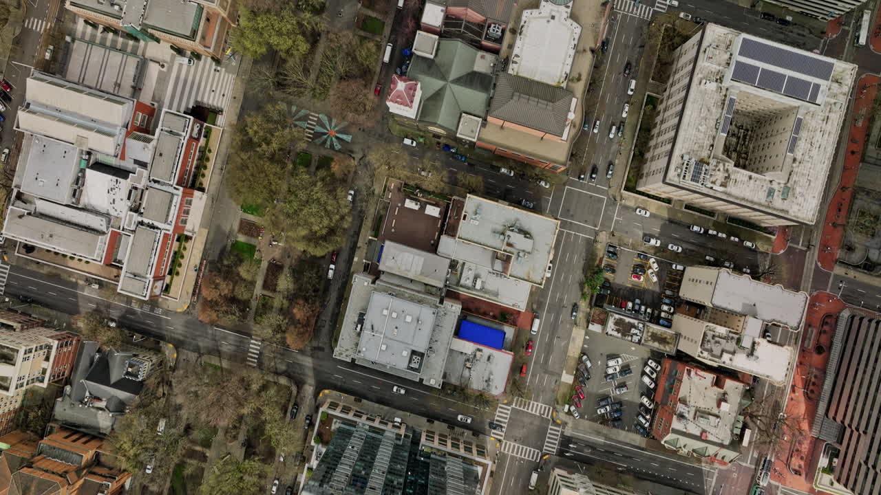 portland, oregón, antena v103, que establece una vista vertical de arriba hacia abajo, sobrevuelo de drones en el suroeste del centro, que captura el paisaje urbano, las calles y las avenidas de la cuadrícula urbana desde arriba, filmada con el cine mavic 3, agosto de 2022