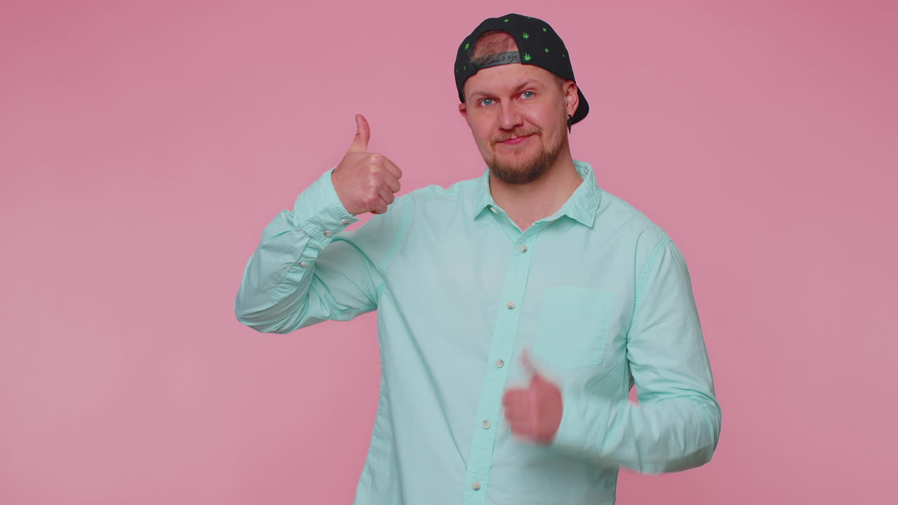 남자가 아래를 가리키고, 가입하라고 말하고, ok와 like를 제스처하고, 상업적 정보를 위한 장소를 보여줍니다.