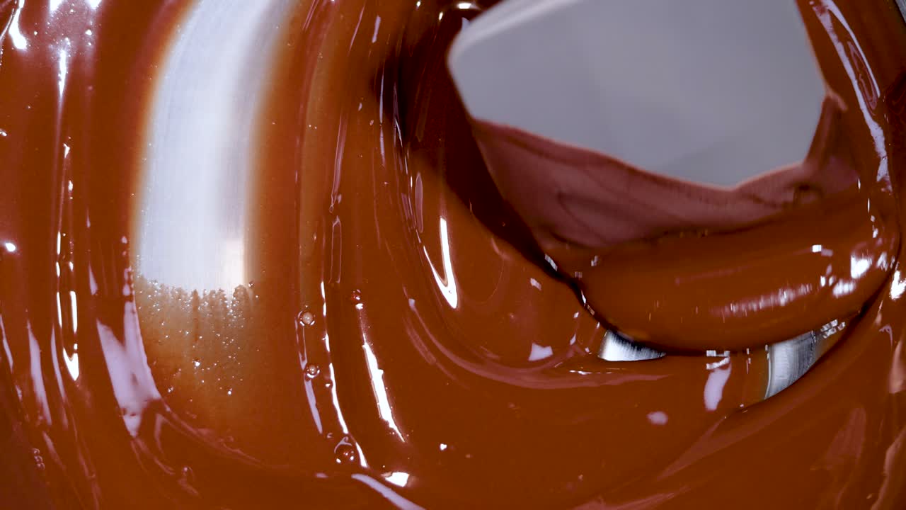 Cioccolato cremoso mescolato con una spatola