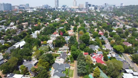 Una-Grabación-Inversa-Revelada-De-La-Ciudad-De-Sandton,-Johannesburgo,-Sudáfrica