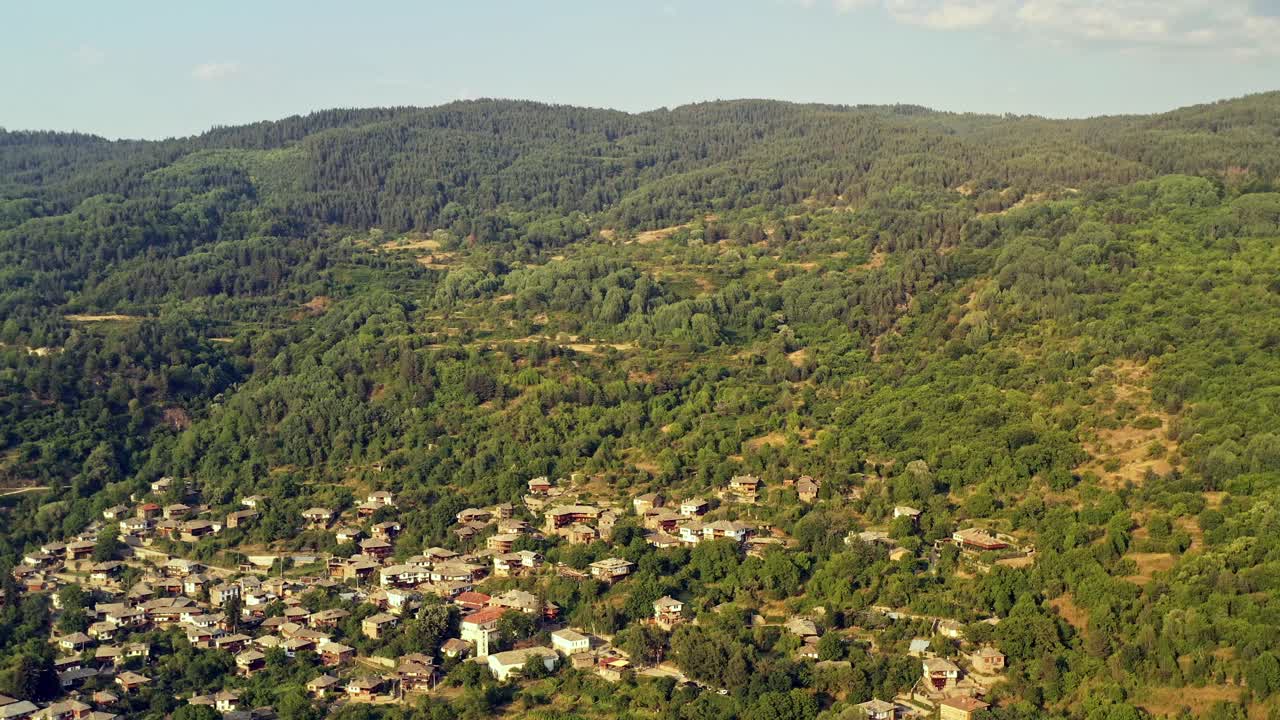 vuelo aéreo sobre las antiguas casas históricas del pueblo de montaña de kovachevitsa rhodopes bulgaria