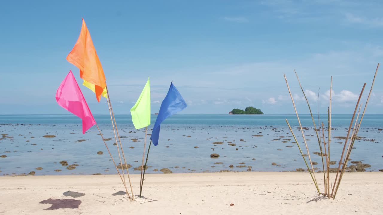 toma estática en cámara lenta de 4k de coloridas banderas de playa en una isla tropical en koh chang, tailandia