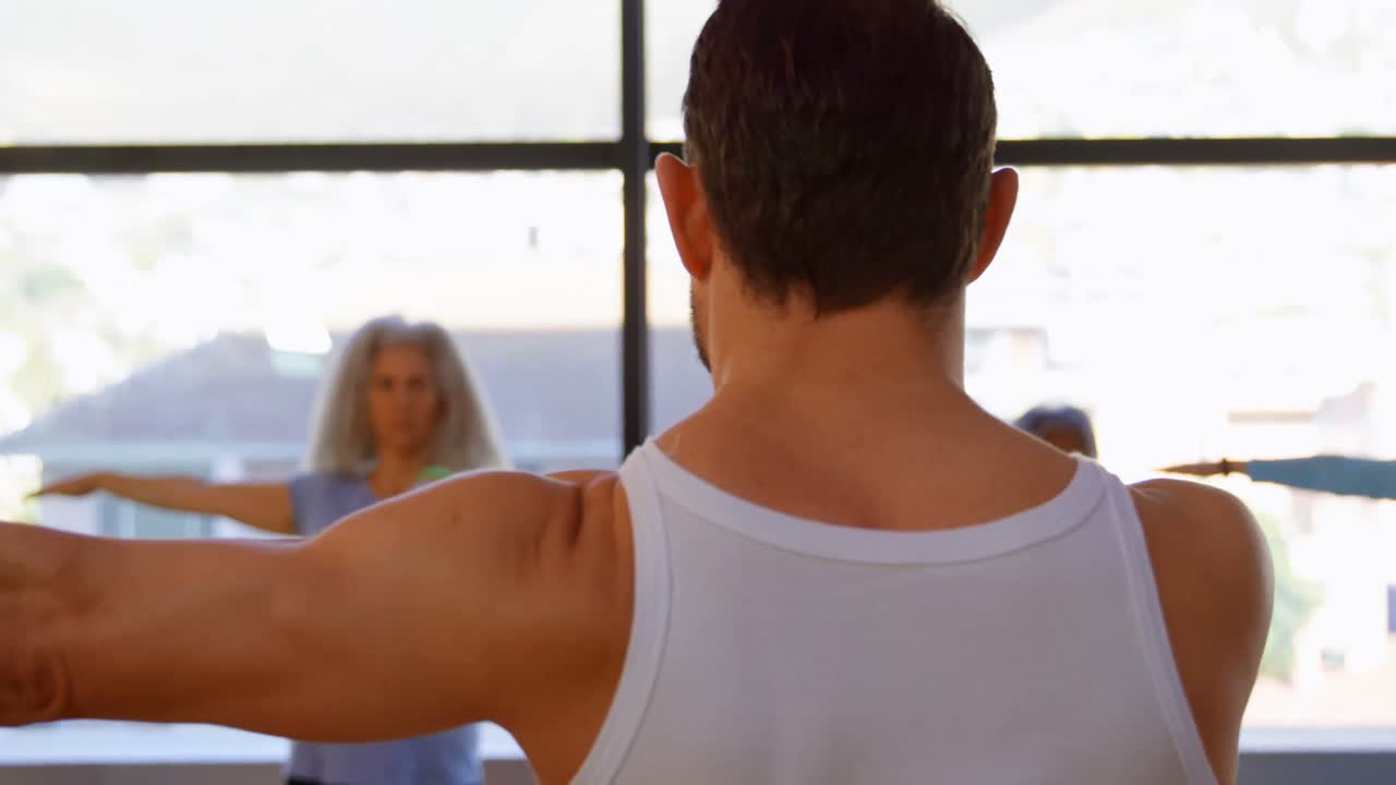 요가 4k를 수행하는 고령 여성들을 돕는 트레이너